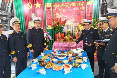 Chấm thi mâm cơm tất niên.