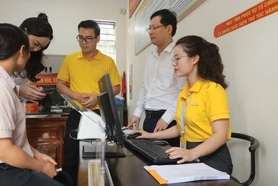 Tổng Giám đốc Vietnam Post Chu Quang Hào trực tiếp kiểm tra việc việc thực hiện bố trí nhân viên Bưu điện hỗ trợ tại Trung tâm phục vụ Hành chính công xã Đồng Hỷ, Thái Nguyên.