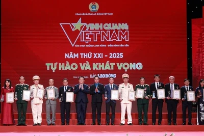 Đại diện của 13 đơn vị tập thể được vinh danh tại chương trình Vinh quang Việt Nam 2025.