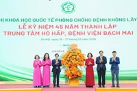 Thứ trưởng Y tế Nguyễn Thị Liên Hương chúc mừng những kết quả Trung tâm Hô hấp, Bệnh viện Bạch Mai đã đạt được trong 45 năm thành lập.