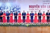 Tổng Bí thư Tô Lâm, các đồng chí lãnh đạo Đảng, Nhà nước và các đại biểu cắt băng khai mạc Triển lãm “Tổng Bí thư Nguyễn Văn Linh - Cuộc đời và sự nghiệp”. (Ảnh: ĐĂNG KHOA) 