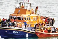 Giải cứu người di cư gặp nạn tại eo biển Manche. (Ảnh PA)