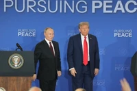 Tổng thống Mỹ Donald Trump (phải) và Tổng thống Nga Vladimir Putin trong cuộc họp báo chung tại Căn cứ Elmendorf-Richardson ở Anchorage, bang Alaska (Mỹ) ngày 15/8/2025. (Nguồn: THX/TTXVN)