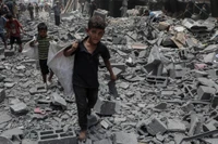 Cảnh đổ nát sau cuộc không kích của Israel xuống phía tây thành phố Gaza (Ảnh: TÂN HOA XÃ)