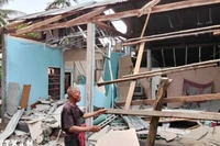 Một ngôi nhà ở tỉnh Ubon Ratchathani, Thái Lan, bị phá hủy do trúng đạn pháo trong xung đột biên giới với Campuchia. (Nguồn: THX/TTXVN)