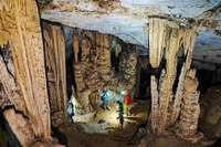 Du khách khám phá hang động tại vùng Công viên địa chất toàn cầu UNESCO Lạng Sơn. (Ảnh: VIETNAM EXPEDITIONS)