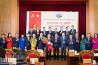 Đồng chí Trần Cẩm Tú và đồng chí Nguyễn Trọng Nghĩa chúc mừng Ban Chấp hành Đảng bộ cơ quan Ban Tuyên giáo và Dân vận Trung ương nhiệm kỳ 2025-2030. (Ảnh: SƠN TÙNG)