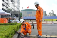 Kiểm tra việc bảo đảm cấp điện phục vụ các sự kiện chính trị quan trọng tại Hà Nội. (Ảnh: Việt Anh/Icon.com.vn)