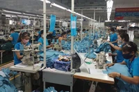 May hàng xuất khẩu tại Nhà máy may Hanosimex Ðồng Văn. (Ảnh: MINH ĐỨC-TRỊNH BÌNH)