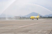 Nghi thức phun vòi rồng (Water salute) chào đón chiếc máy bay đầu tiên do Vietravel Airlines sở hữu.
