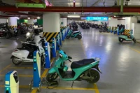 Khu vực riêng đặt trụ sạc xe máy điện và ô-tô điện ở hầm để xe của chung cư Liễu Giai Tower, Hà Nội. (Ảnh: THẾ BẰNG)