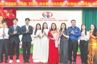 Lễ kết nạp đảng viên là học sinh Trường trung học phổ thông Trần Phú-Hoàn Kiếm (Hà Nội). (Ảnh: THẾ ĐẠI)
