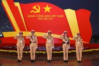 Lực lượng Cảnh sát giao thông làm nhiệm vụ tại khu vực sảnh chính Trung tâm Hội nghị Quốc gia. (Ảnh: TTXVN)