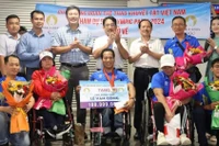 Lãnh đạo Sở Văn hóa và Thể thao Thành phố Hồ Chí Minh đón lực sĩ Lê Văn Công đoạt Huy chương đồng Paralympic Paris 2024.