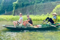 Điện ảnh là cầu nối quảng bá hình ảnh đất nước, con người, văn hóa Việt Nam. (Trong ảnh: Du khách quốc tế tham quan Tam Cốc, Ninh Bình). (Ảnh: ĐẮC LINH)