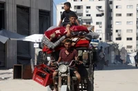 Người dân Palestine sơ tán tránh xung đột tại Gaza. (Ảnh: THX/TTXVN)