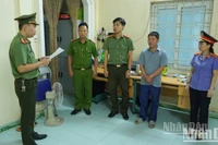 Cơ quan An ninh điều tra thi hành quyết định khởi tố bị can và lệnh bắt tạm giam đối với Nguyễn Khương Hoàng về tội “Trốn thuế”.