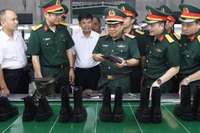 Đoàn công tác Tổng cục Hậu cần-Kỹ thuật kiểm tra các sản phẩm phục vụ nhiệm vụ quốc phòng do Công ty cổ phần 26 sản xuất. (Ảnh: QUỲNH HƯƠNG)