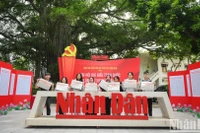 Những ấn phẩm của Báo Nhân Dân được các bạn trẻ quan tâm, đón nhận.