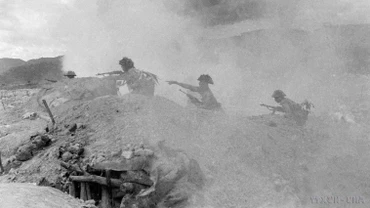 Tại Hội nghị Sơ kết đợt tiến công vào các Siết vòng vây lửa (8/4/1954), Đảng ủy Mặt trận đã chỉ rõ con đường chắc chắn dẫn tới chiến thắng. “Con đường” đó là gì?