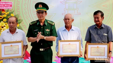 Lãnh đạo Bộ đội biên phòng Kiên Giang khen thưởng các tập thể và cá nhân có thành tích xuất sắc trong tham gia bảo vệ chủ quyền lãnh thổ, an ninh biên giới quốc gia trong tình hình mới. (Ảnh: TIẾN VINH)