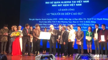 Lễ khởi dựng vở kịch thơ "Người đi dép cao su".