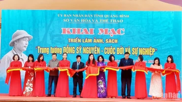 Các đại biểu cắt băng khai mạc triển lãm.