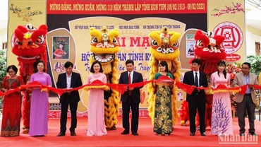 Các đại biểu cắt băng khai mạc Hội báo Xuân Quý Mão tỉnh Kon Tum 2023.