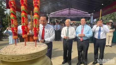 Đồng chí Nguyễn Văn Nên, Ủy viên Bộ Chính trị, Bí thư Thành ủy Thành phố Hồ Chí Minh dâng hương tưởng niệm các Anh hùng, liệt sĩ, các đồng chí lãnh đạo của Đảng và Nhà nước.