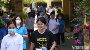 Thí sinh rời khỏi điểm thi sau buổi thi sáng 29/6. (Ảnh: SƠN BÁCH)