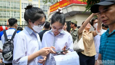 Thí sinh trao đổi sau khi giờ thi kết thúc. (Ảnh: Thành Đạt)