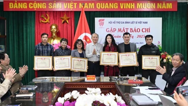 Trao Bằng khen cho cán bộ, phóng viên các cơ quan báo chí.