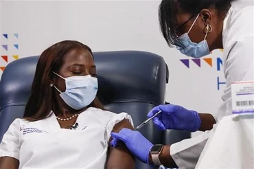 Nhân viên y tế làm việc tại một điểm tiêm vaccine ngừa Covid-19 ở New York (Mỹ). (Ảnh: AFP/TTXVN)