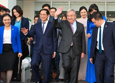 Tổng Thư ký Liên hợp quốc Antonio Guterres và Bộ trưởng Ngoại giao Bùi Thanh Sơn cùng các đại biểu đến dự buổi đối thoại tại Học viện Ngoại giao. 