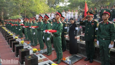 Truy điệu, an táng 17 hài cốt liệt sĩ tại nghĩa trang liệt sĩ tỉnh Bình Phước.