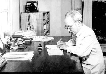 Bác Hồ tại phòng làm việc nhà 54, tháng 4/1957. (Ảnh: Tư liệu do Bảo tàng Hồ Chí Minh cung cấp)
