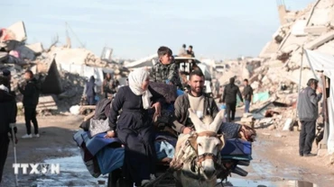 Người dân Palestine sơ tán tránh xung đột tại Gaza. (Ảnh: THX/TTXVN)