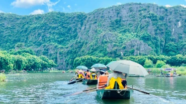 Du khách tham quan Khu du lịch Tam Cốc, Ninh Bình. (Ảnh: TRANG ANH)