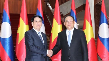 Chủ tịch nước Lương Cường hội kiến Thủ tướng Chính phủ Lào Sonexay Siphandone. (Ảnh: Lâm Khánh/TTXVN) 
