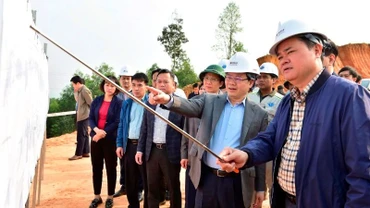 Chủ tịch Ủy ban nhân dân tỉnh Tuyên Quang Nguyễn Văn Sơn và lãnh đạo các sở, ngành kiểm tra tiến độ thi công cao tốc Tuyên Quang-Hà Giang.