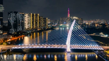 Cầu Ba Son được thắp sáng chào mừng dịp đại lễ kỷ niệm 50 năm Ngày Giải phóng miền nam.