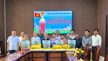 Đại diện Báo Nhân Dân, Sở Lao động-Thương binh và Xã hội tỉnh Đồng Tháp cùng chính quyền địa phương trao tặng quà Tết.