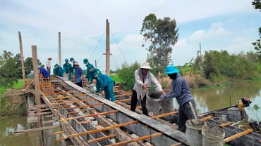 Quân và dân xã Đốc Binh Kiều chung tay xây dựng cầu nông thôn. (Ảnh: HOÀNG KHA)