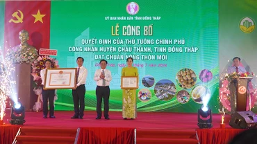 Lãnh đạo huyện Châu Thành đón nhận Bằng công nhận đạt chuẩn nông thôn mới. (Ảnh: HỮU NGHĨA)