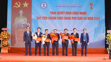 Phó Giáo sư, Tiến sĩ Nguyễn Văn Đệ, Chủ tịch Hội đồng Khoa học và Đào tạo, Phó Chủ tịch Hội đồng chức danh giáo sư cơ sở Trường đại học Đồng Tháp thừa ủy quyền của Chủ tịch Hội đồng giáo sư nhà nước trao Quyết định công nhận đạt tiêu chuẩn chức danh phó giáo sư năm 2024 cho 5 nhà giáo. (Ảnh: HỮU NGHĨA)