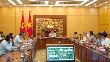Bí thư Tỉnh ủy Đồng Tháp Lê Quốc Phong chỉ đạo tại buổi làm việc. (Ảnh: HỮU NGHĨA)