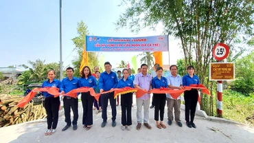 Cắt băng khánh thành cầu tại ấp An Ninh, xã An Khánh, huyện Châu Thành, tỉnh Đồng Tháp.