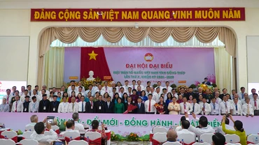 Ủy ban Mặt trận Tổ quốc Việt Nam tỉnh Đồng Tháp nhiệm kỳ 2024-2029 ra mắt đại hội. (Ảnh: HỮU NGHĨA)