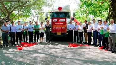 Đại biểu thực hiện nghi thức chúc mừng container củ sen đầu tiên. 