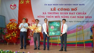 Chủ tịch Ủy ban nhân dân tỉnh Đồng Tháp Phạm Thiện Nghĩa trao quyết định công nhận xã nông thôn mới nâng cao. (Ảnh: HỮU NGHĨA)